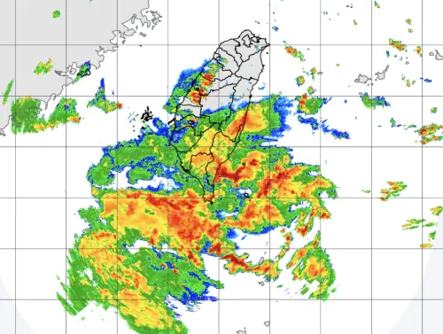 快訊／颱風前「先炸大雷雨」！4縣市國家警報　台中防雷擊、強風
