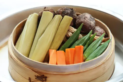 ▲板石咖啡廳更推出新菜色，包含清蒸蔬菜，嚴選當季里芋、南瓜、山藥等根莖類新鮮時蔬。（圖／國聯飯店提供）