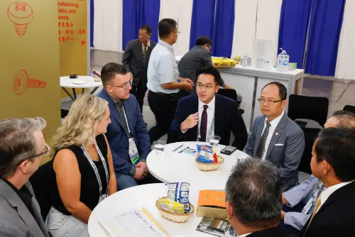 ▲NFDA理事長ED Smith到訪台灣館與螺絲公會進行深度對談，並盛讚台灣的扣件業者是美國成功道路上不可或缺的夥伴「We can't succeed without Taiwan」。（圖／高市府經發局提供）