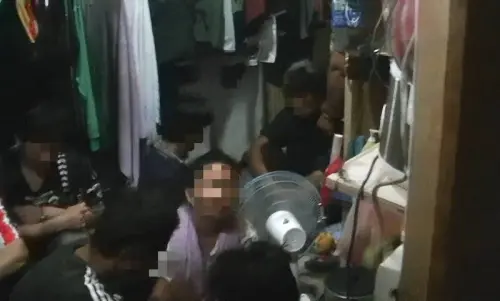 ▲宿舍環境惡劣，缺乏空調設備，僅用電風扇散熱。（圖／翻攝畫面）