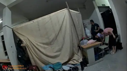 ▲狹小空間內僅利用簡單布幕或輕木板隔間，所有人席地而睡。（圖／翻攝畫面）
