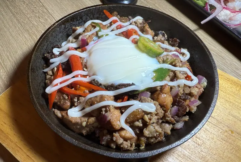 ▲國父紀念館站二號出口附近的的ABV南洋餐酒館推出全新菜單。圖為比柯爾式鐵板旗魚。（圖／記者賴正琳攝）