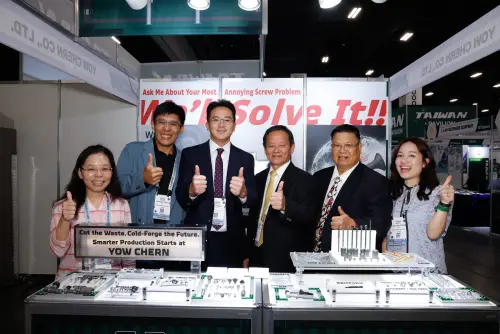 ▲經發局長廖泰翔、螺絲公會理事長蔡永裕一行，陸續走訪數十家台灣參展廠商，聽取業者心聲。（圖／高市府經發局提供）