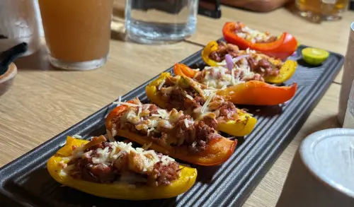 ▲「比科爾特快⾞Bicol Express」以鑲甜椒的方式呈現，將蝦醬、辣椒與鳳梨、起司結合，展現濃烈卻不失清爽的層次風味。（圖／記者賴正琳攝）