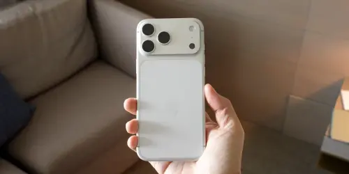 ▲iPhone 17 Pro銀色的超瓷晶盾背板是白色，肉眼能看出明顯色差。（圖／YT@鍾文澤）