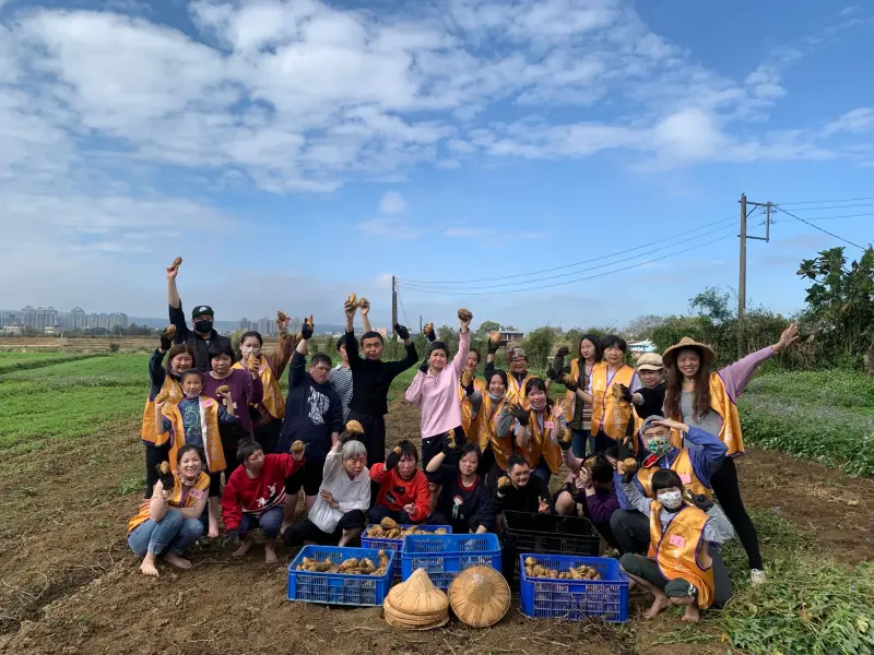 ▲慢飛天使在志工陪伴下一起走進田野踩土、拔地瓜，體驗食農教育。（圖／Yoga Farm快樂農場提供）