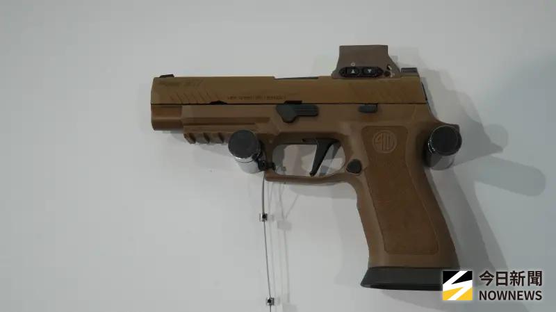   ▲M17手槍。（圖／記者呂炯昌攝）  