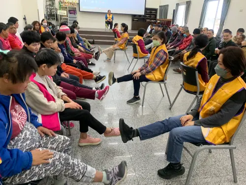 ▲「快樂天使的校外教學」團隊也前進教養院，除了吃地瓜外，也帶領他們一起進行伸展活動。（圖／Yoga Farm快樂農場提供）