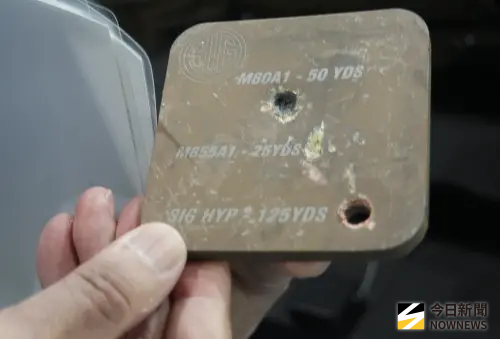 ▲Sig HYP步槍發射6.8公厘子彈（右下孔），可貫穿俄軍防彈衣相同均質鋼板。（圖／記者呂炯昌攝）