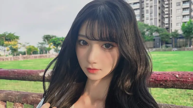 ▲台鋼啦啦隊女神一粒無預警換回黑髮，掰了2年棕髮造型，勾起粉絲「初代回歸」的回憶殺，她不僅能駕馭多樣風格，更以學霸背景再添魅力，被盛讚為「百搭女神」。（圖／翻攝自一粒IG@ilixoxov）