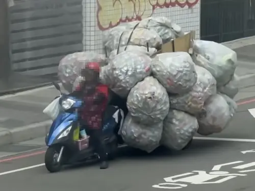 台中最強嬤！機車綁「回收山」體積堪比汽車　網友：另類移動城堡
