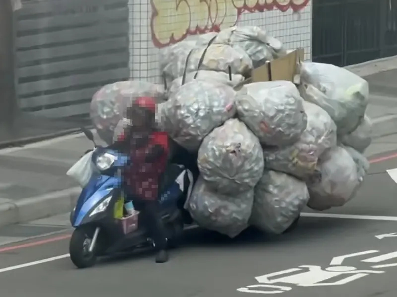 台中最強嬤！機車綁「回收山」體積堪比汽車　網友：另類移動城堡