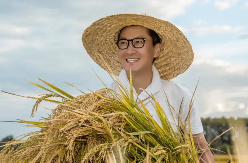 ▲《還珠格格》中飾演爾康的周杰（如圖），曾被林心如爆料拍吻戲強伸舌頭，因此他形象暴跌無戲可拍。如今周杰轉當農夫，竟逆襲成億萬富翁。（圖／微博＠周杰小學生）