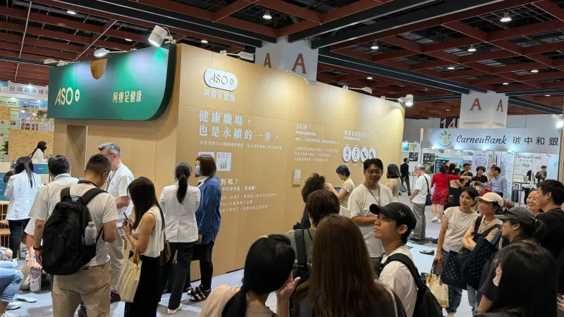 ▲2025亞太永續博覽會開幕首日，阿瘦展位湧入參觀人潮，現場展出全循環鞋、足測3.0。（圖／NOWnews攝）