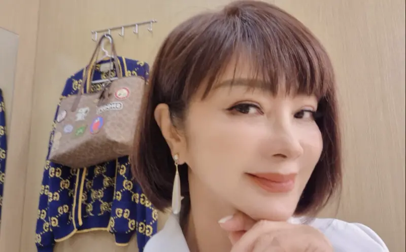 ▲女星陳美鳳近日在臉書發文，分享辦卡時的小插曲，表示自己被索要身分證明時，竟脫口罩、秀出自拍試圖「人臉辨識」，讓一旁的助理笑翻表示：「應該給身分證吧」。（圖／翻攝自臉書 陳美鳳 MeiFen）