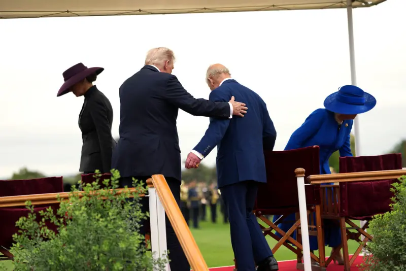    ▲美國總統川普（Donald Trump）前往英國，展開第2次國是訪問，但他幾度拍查爾斯國王的背，被指違反王室禮儀。（圖／美聯社／達志影像）  