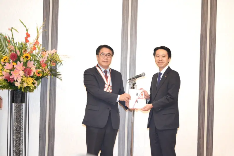 ▲ 山形市長代表市民將賑災捐款交給黃偉哲。（圖／南市府提供）