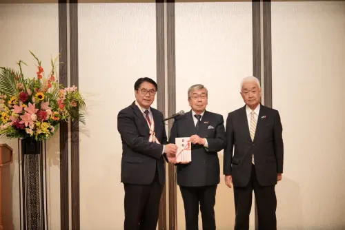 ▲ 山形縣日華親善協會後藤完司會長(中)、山形商工會議所矢野秀彌會頭(右)代表所屬團體捐款。（圖／南市府提供）