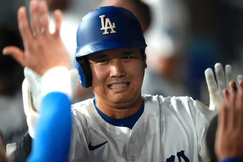 ▲道奇隊球星大谷翔平在8局揮出個人本季第51轟，連兩戰開轟，幫助球隊奠定勝局。賽後，道奇總教練羅伯茲更直接表態：「他就是國聯MVP，這根本不需要思考。」（圖／美聯社／達志影像）