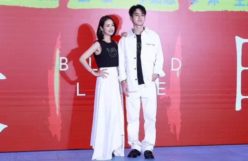 ▲林依晨（左）與劉敬（右）在《失明》扮演母子，劉敬在拍攝現場直接喊林依晨「媽媽」。（圖／記者葉政勳攝）