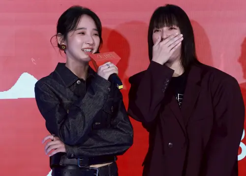 ▲李沐（左）與王渝萱（右）私下是好朋友，在《失明》扮演一對戀人，直呼要趕快忘掉，才能繼續當閨密。（圖／記者葉政勳攝）