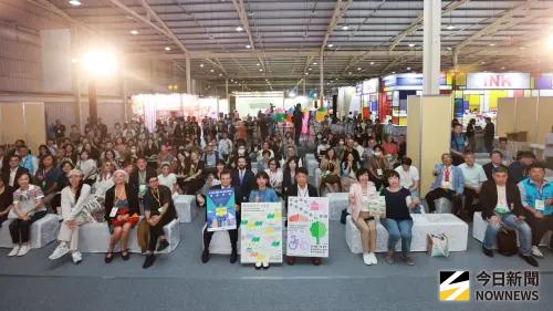 ▲第1屆台灣國際兒少書展今（18）日開幕，文化部政務次長李靜慧及參展出版業者等合影。（圖／記者金武鳳攝，2025.9.18)(2619.84 kb)