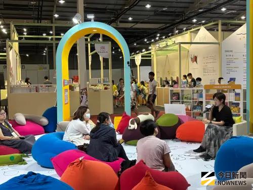 ▲台灣國際兒少書展參展單位各出奇招吸引民眾上門，這種彷如坐在家中各廳的聽書會超引人。（圖／記者金武鳳攝，2025.9.18)