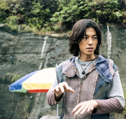 ▲許光漢在《他年她日》的造型頗有新鮮感。（圖／甲上娛樂提供）