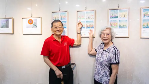 ▲侯媽媽和黃爸爸與自己的作品合影，他們分享到自己逐漸找回了自我療癒的力量，也在親手完成作品的過程中獲得了成就感與快樂。（圖／ 高醫提供）