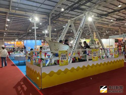 ▲沒錯，這是在台灣國際兒少書展會場，除了逛書展外，也能體驗旋轉木馬、海盗船等遊樂設施，受到學生歡迎。（圖／記者金武鳳攝，2025.9.18)