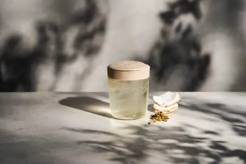 ▲「椰椰焙茶雲」將焙茶粉手工製成奶蓋，結合100%泰國香水椰子水。（圖／Wataru提供）