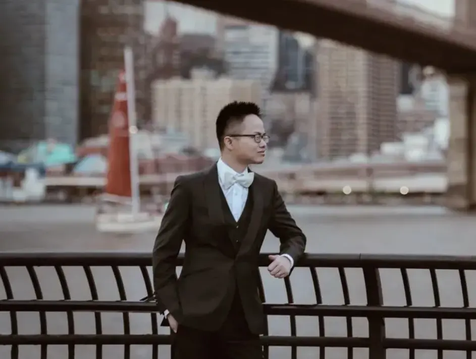 ▲中國清華大學學霸吳艦過去曾在中國社群平台「小紅書」炫富，曬出自己年薪2350萬美元（約7億新台幣），但遭美國政府盯上，面臨美國證券交易委員會和美國司法部的民事刑事雙重訴訟，目前正在逃亡中。（圖／翻攝自鳳凰網財經）