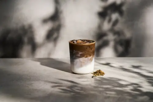 ▲「焙茶拿鐵」是將茶葉藉由微粉碎研磨技術淬鍊出豐富香氣，搭配香濃鮮乳。（圖／Wataru提供）