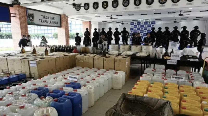 ▲馬來西亞警方在吉隆坡召開記者會，展示查獲的逾3586公斤搖頭丸成品與原料，以及大批製毒工具，此案為今年最大宗毒品案。（圖／翻攝自中國報）