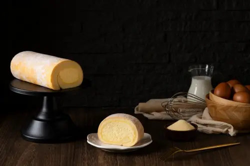 ▲「揮別憂鬱 byebyeblues」 冠軍生乳捲推出第二條半價優惠。（圖／COZY TEA御私藏提供）