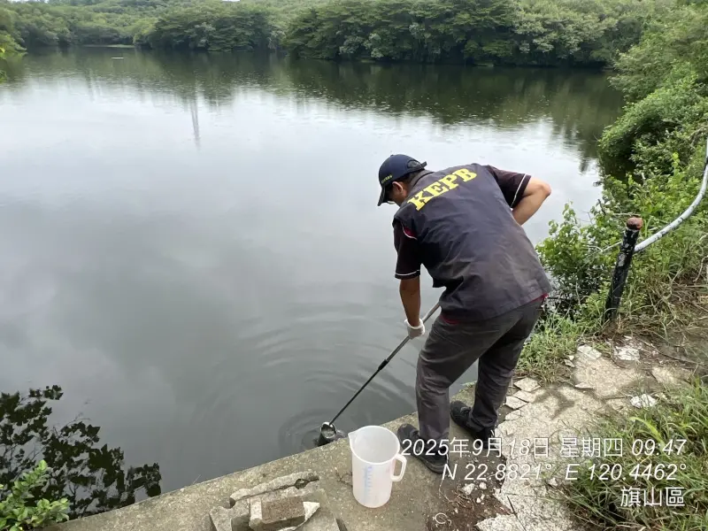 ▲ 環保局今天至鄰近的麗湖現場進行水質採樣。（圖／高市府提供）