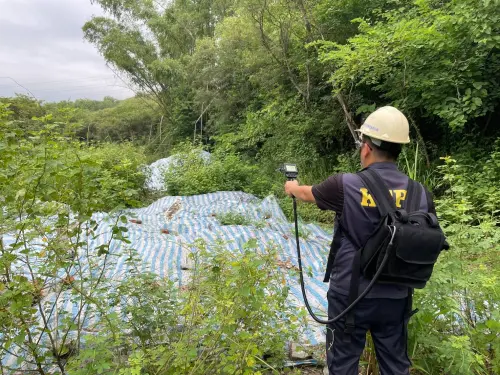 ▲ 環保局至馬頭山棄置現場進行空品監測。（圖／高市府提供）