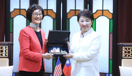 傳訊息給郝龍斌表支持？盧秀燕一個月前先對她說了　還連喊3次
