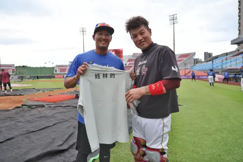 ▲富邦悍將林哲瑄賽前與樂天桃猿林泓育寒暄。（圖／富邦悍將提供）