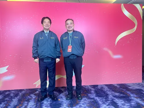 巧遇昔日建中同學！賴清德收特製建中外套　笑喊「大了一號」
