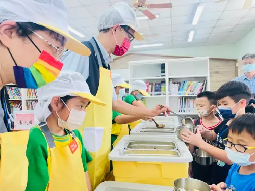 國小午餐補助遭卡！不滿盧秀燕政治凌駕民生　里長集體缺席會議
