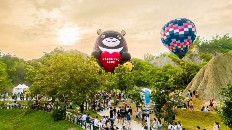 ▲「2025高雄愛‧月熱氣球」將於9月27日至29日、10月4日至6日在田寮月世界率先啟航，並於10月10日至12日接力移師愛河畔，熱氣球繫留體驗票價每人500元，即日起開賣。（圖／高雄市觀光局提供）