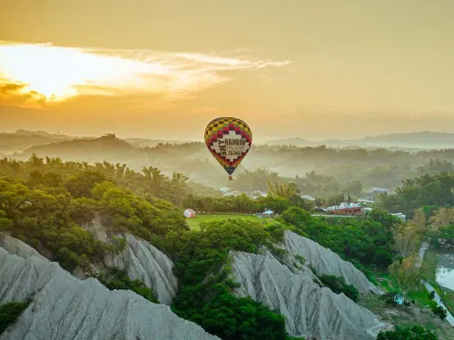 ▲2025高雄愛‧月熱氣球9/27將登場，田寮月世界將熱氣球搭配當地奇特惡地地形，氣勢獨特。（圖／高雄市觀光局提供）