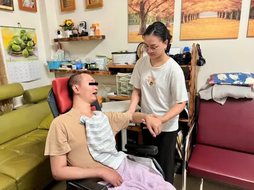 ▲鼓勵年輕人，從志工、實習或兼職開始，不要畏懼陌生，找到熱情與節奏後，會發現這是一條雖辛苦卻充滿價值的道路。（圖／屏東縣府提供）