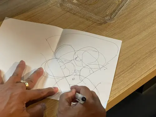 ▲談到中信兄弟內野高飛球失誤，現任球評、中職傳奇球星「內野魔術師」黃忠義，透露每位內野手都有所謂的區域劃分，他也用紙張畫出大概位置。（圖／記者林子翔攝）