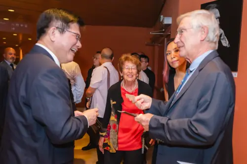 ▲外交部長林佳龍（左）與「羅馬藝術節」主席Guido Fabiani（右）互動交流。（圖／外交部提供）