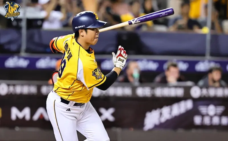 ▲中信兄弟打線及時復活，七局下先靠著詹子賢關鍵安打打醒隊友，兄弟後續單局串聯安打攻下4分大局，搭配洋投李博登7局僅失1分好投，終場5：1擊敗統一獅，捍衛雙冠王寶座。（圖／中信兄弟提供）