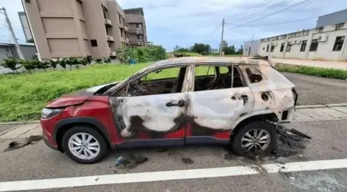 情侶吵架惹禍！男拿石頭砸路邊轎車噴漆縱火　還曾搭小黃拒付車資
