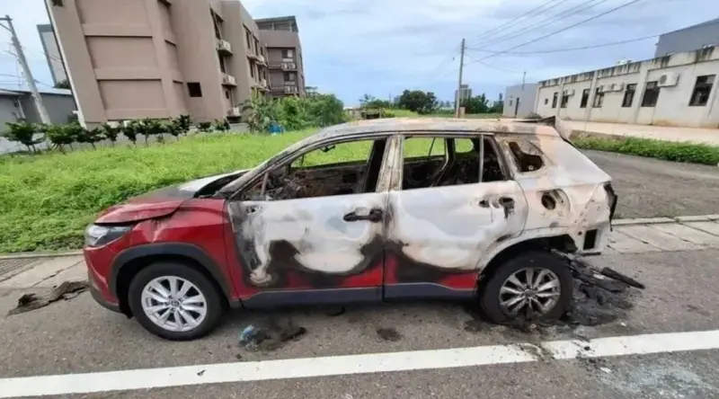 ▲桃園市賴姓男子今年6月凌晨，因與女友吵架後不爽，拿石頭砸停放路旁價值80萬元轎車後縱火。（圖／警方提供）