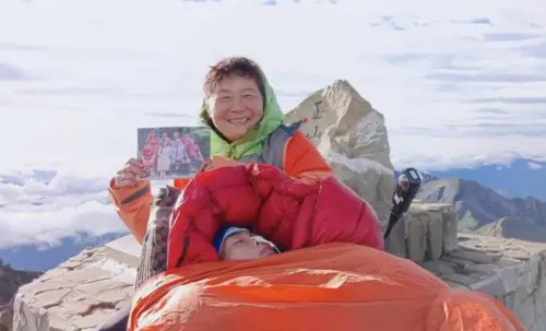 ▲超跑媽媽陳嘉齡與小比在去年才剛登頂過玉山。（圖／小比的跑旅雜記）